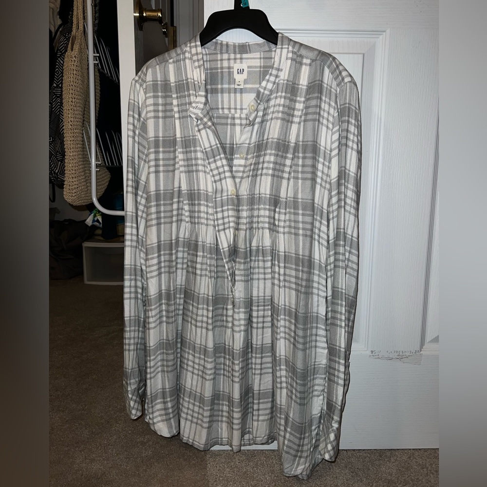 GAP white and gray plaid long sleeve